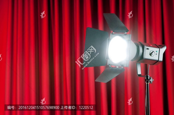 窗簾和投影機燈為你的文字與空間
