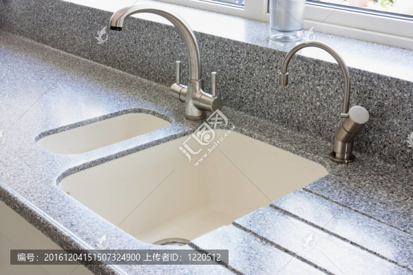 現(xiàn)代廚房的水槽