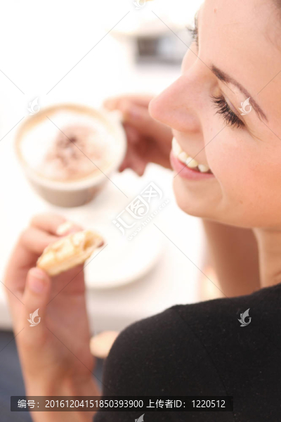 享受咖啡時(shí)間的年輕女人