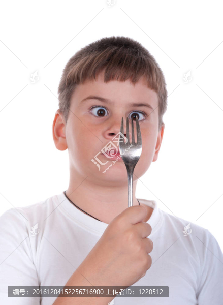 那個男孩看著一個塞子