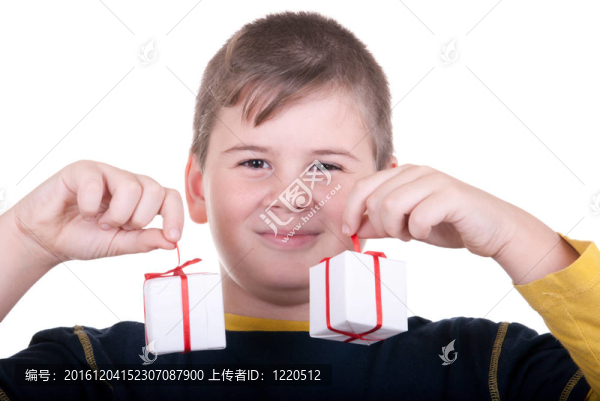 男孩拿著禮物