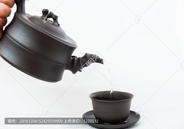 傳統(tǒng)陶瓷茶壺和杯子