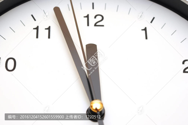時鐘顯示五分鐘到中午的照片