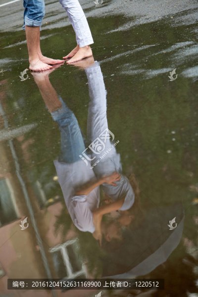 在雨中接吻