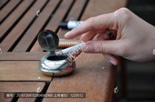 一方面用煙灰缸