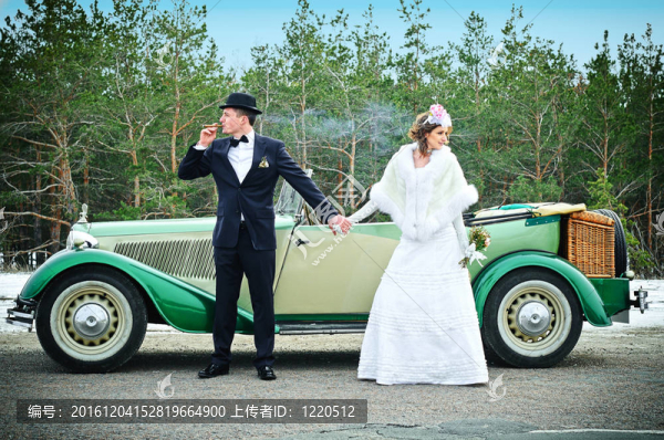 新婚夫婦在婚禮車