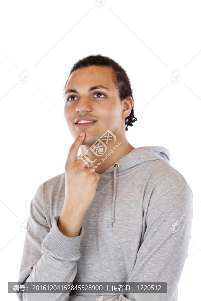 黑皮膚的現(xiàn)代青少年好奇地抬頭