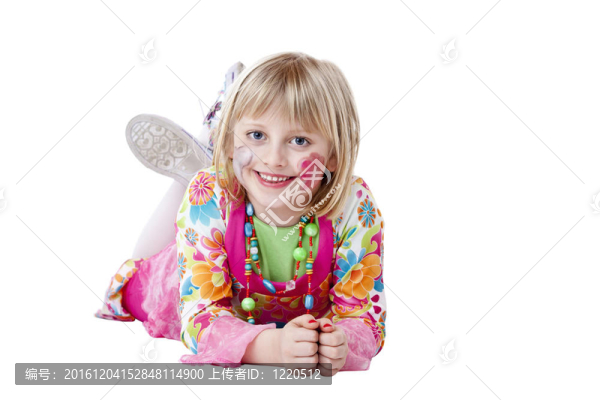 年輕的金發(fā)美女在Carneval偽裝躺在地板上笑