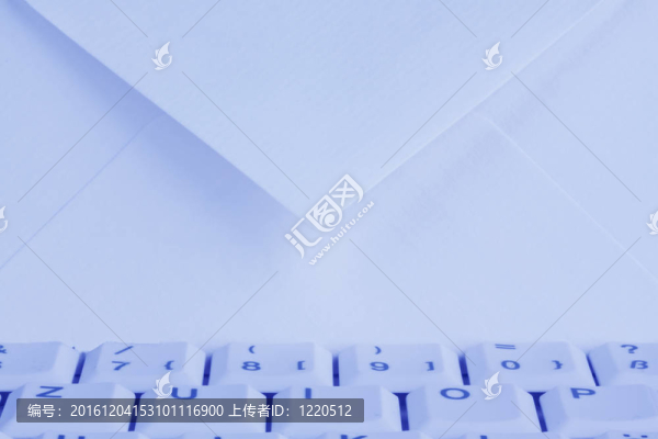 電腦鍵盤及信封。電子郵件。