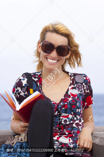 吸引年輕女士讀書。
