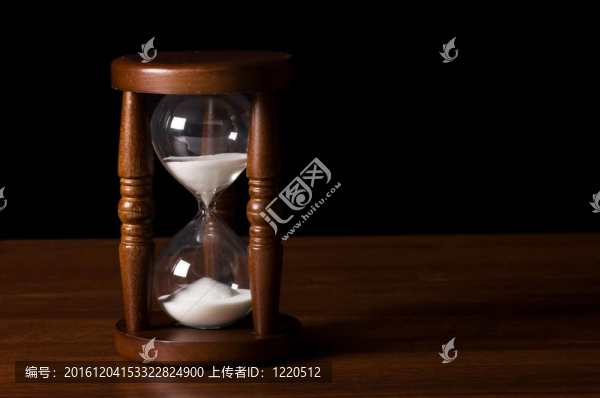 老ourglasses孤立在白色背景