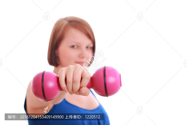 漂亮的少女拿著啞鈴
