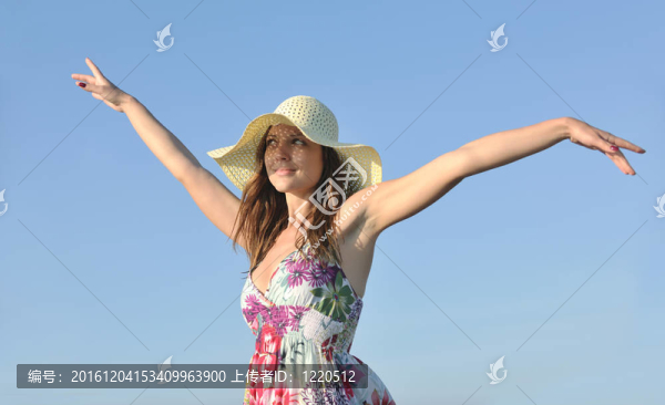 年輕女子在海灘上放松