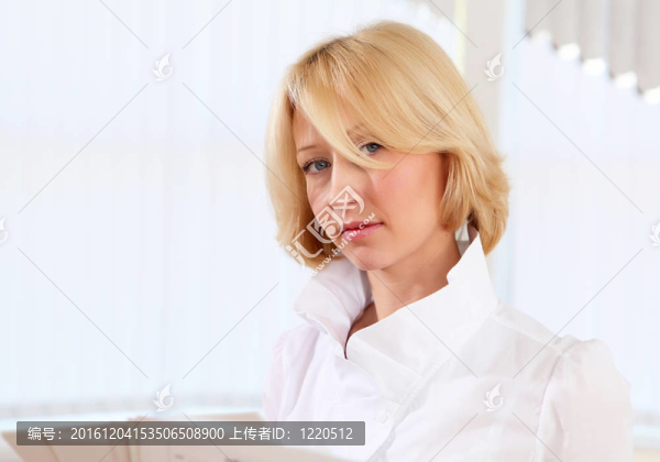 辦公室里的年輕女商人