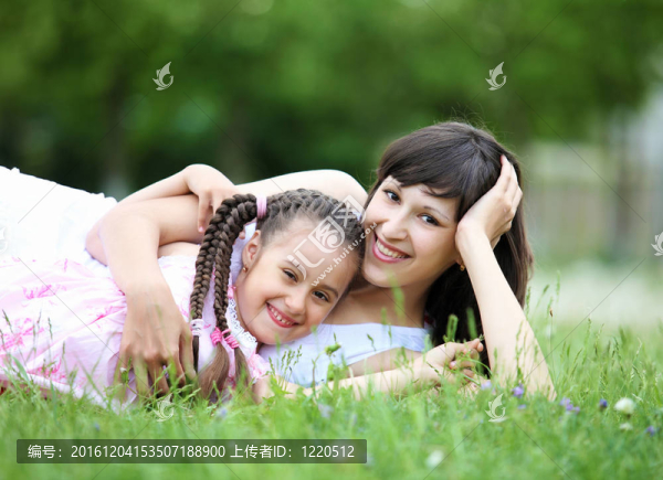 年輕的母親和年幼的女兒