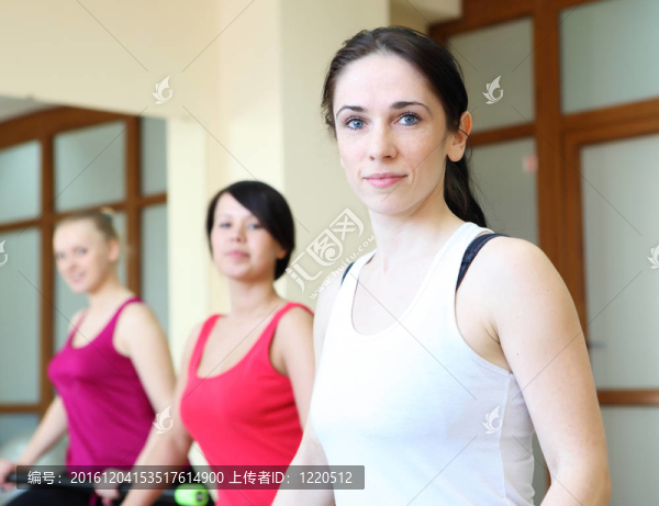 年輕女子做運(yùn)動(dòng)