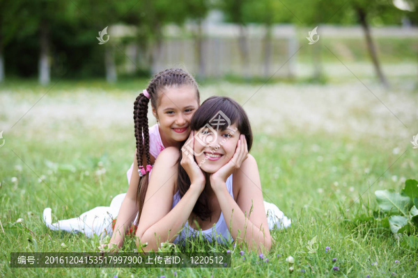 年輕的母親和年幼的女兒