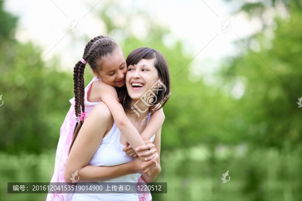 年輕的母親和年幼的女兒