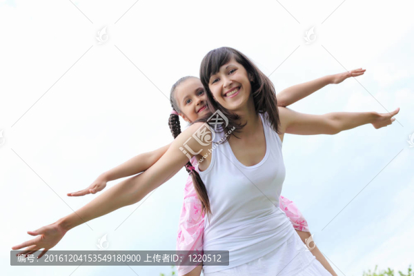 年輕的母親和年幼的女兒