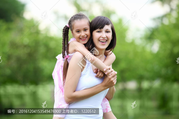 年輕的母親和年幼的女兒