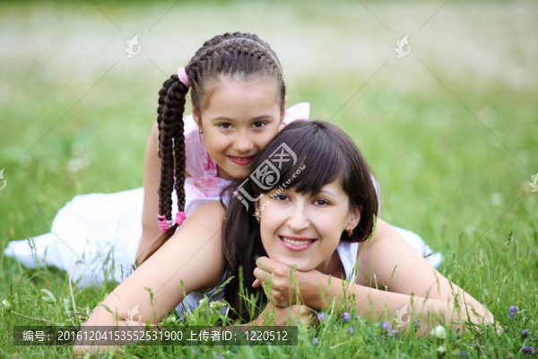 年輕的母親和年幼的女兒