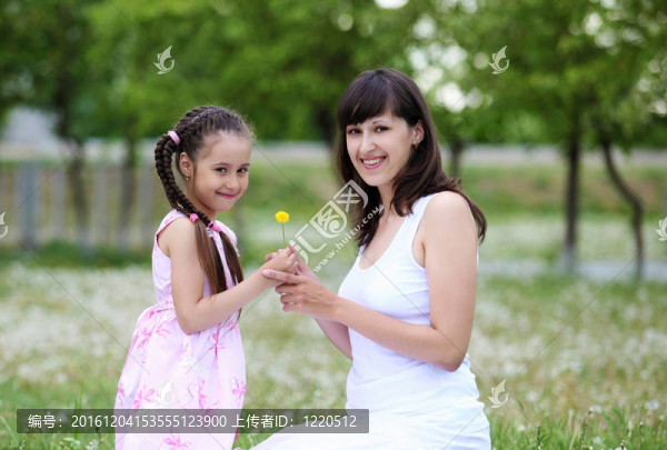 年輕的母親和年幼的女兒