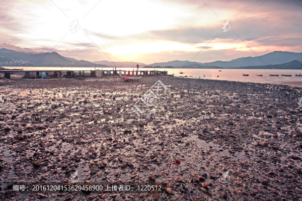 日落時(shí)的海石