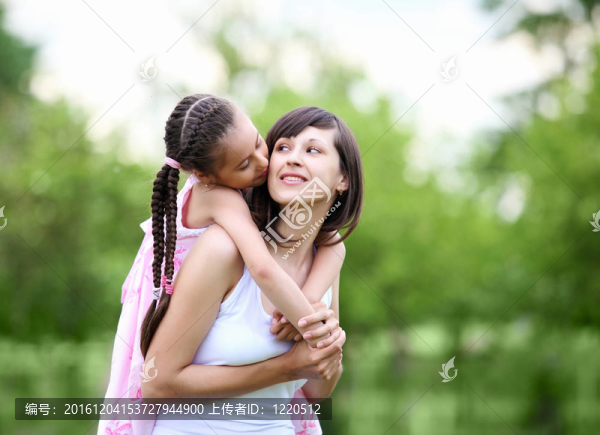 年輕的母親和年幼的女兒