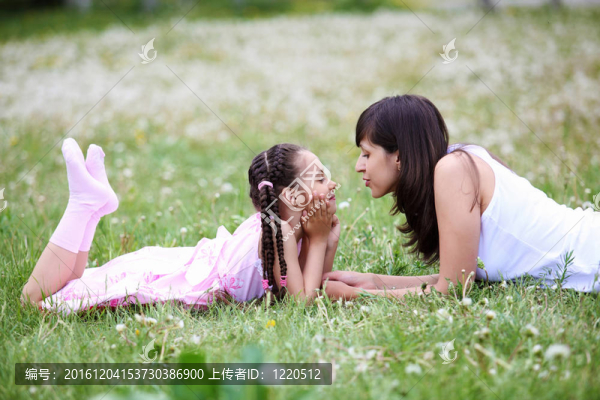 年輕的母親和年幼的女兒