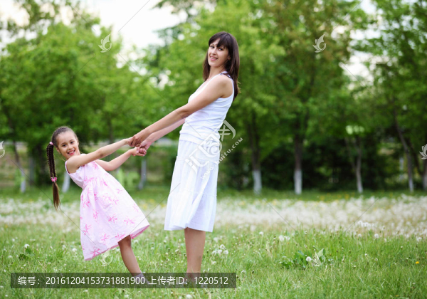 年輕的母親和年幼的女兒