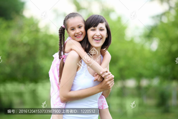 年輕的母親和年幼的女兒