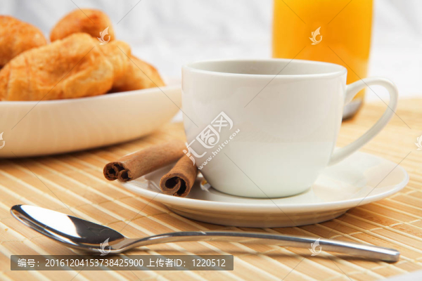 早餐的咖啡和羊角面包