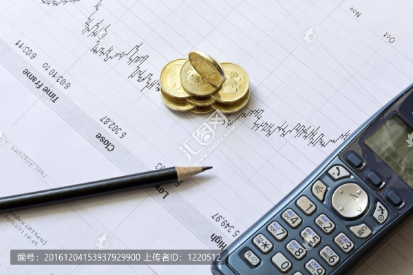 帶鉛筆的股票圖表；電話和硬幣