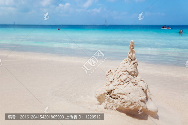 小女孩看著波到達(dá)她的城堡