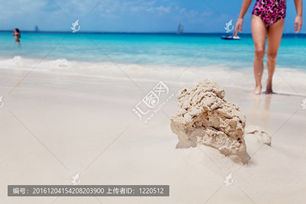 年輕的女孩回到搖搖欲墜的沙堡