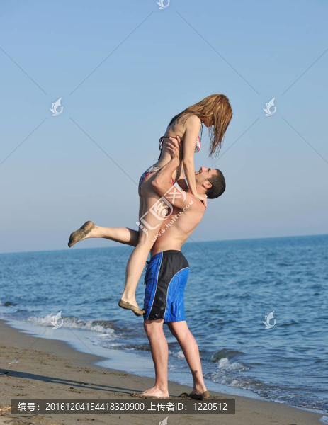 快樂的年輕情侶在海灘上度過浪漫時光