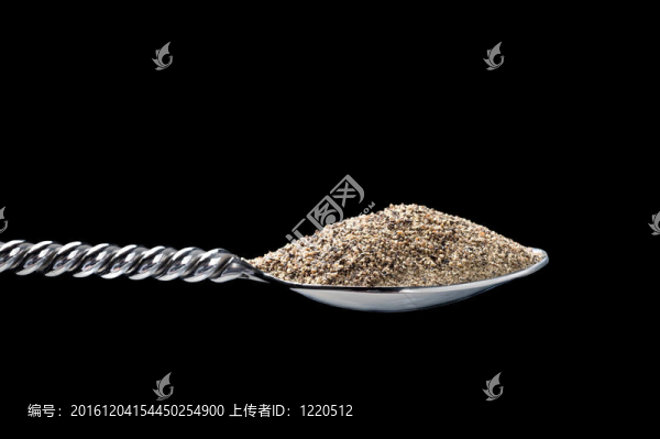裝滿胡椒的勺子