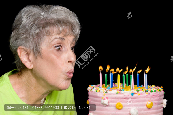 成人吹滅蠟燭
