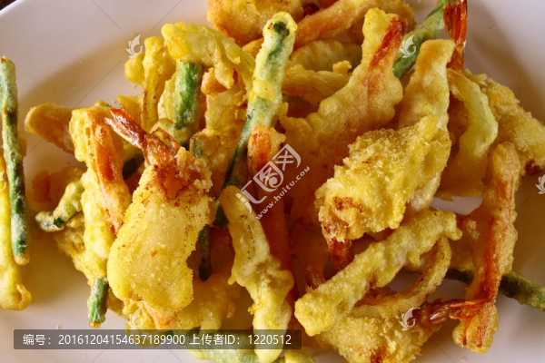 天婦羅蝦和炒蔬菜