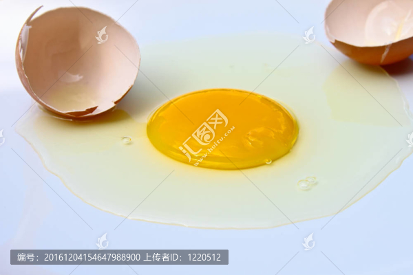 白地板上的碎雞蛋