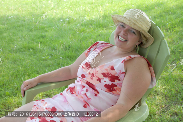 微笑的女人在椅子上