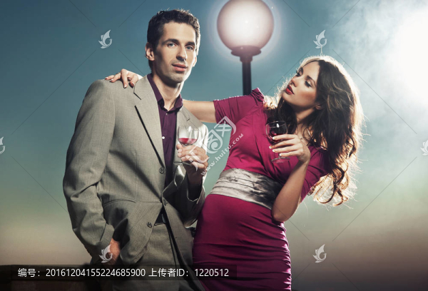 戴眼鏡的年輕夫婦