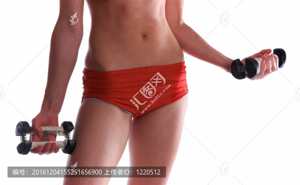 年輕的運動女子與啞鈴