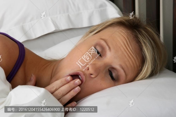 疲憊的女人躺在床上