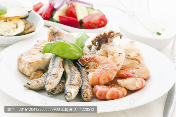 蔬菜和酸奶醬海鮮拼盤