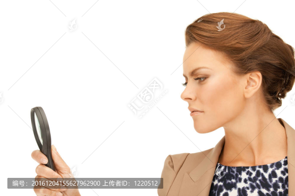 放大鏡的女人