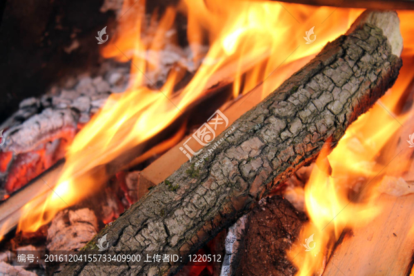 著火的木頭著火了