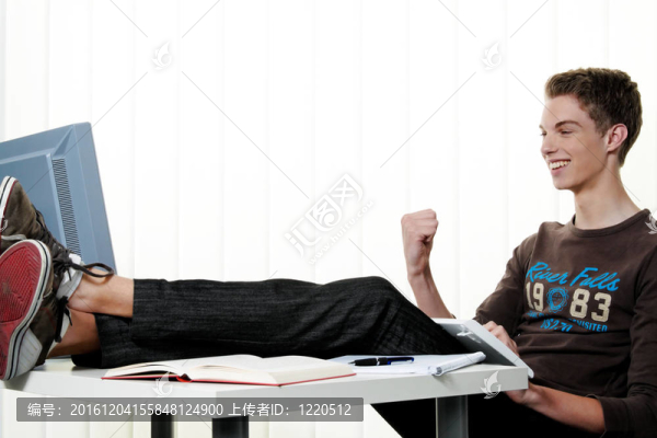 年輕人用電腦