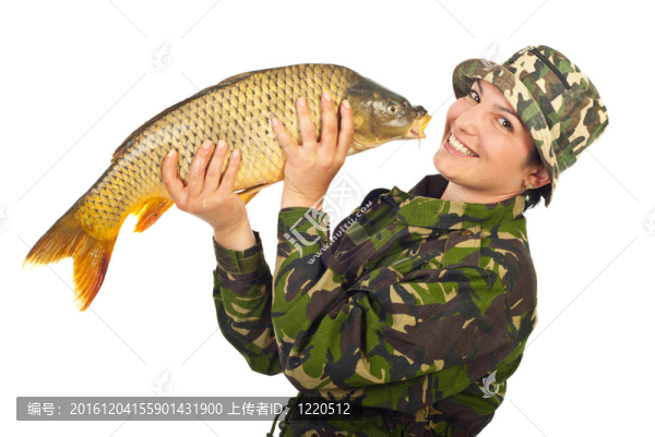 笑著漁夫的女人拿著大魚