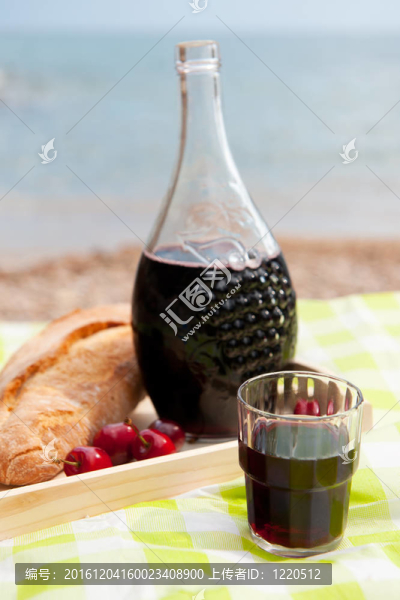 在海灘喝葡萄酒